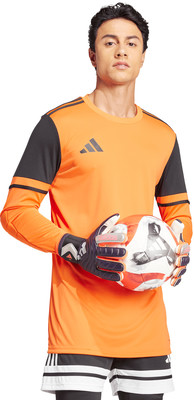 Ein Fußballtorwart im orangefarbenen Trikot hält einen Ball in Handschuhen.