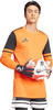 Ein Fußballtorwart im orangefarbenen Trikot hält einen Ball in Handschuhen.