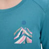 Blaues T-Shirt mit einem abstrakten Berg- und Monddruck.