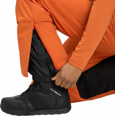 Detail eines Mannes, der seine Skihosenbein an seinem Schuh anpasst. Detail eines Mannes, der seine Skihosenbein an seinem Schuh anpasst.
