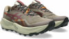 Braune Trailrunning-Schuhe mit markanter Sohle und roten Details.