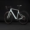 Hellblaues Gravelbike mit schwarzen Rädern und Rahmendetails.