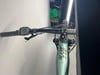 Lenker eines E-Bikes mit Bosch-Display und ALL MTN-Aufschrift.