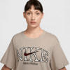 Damen-T-Shirt von Nike mit Logo und Aufschrift Athletics & Wellness.