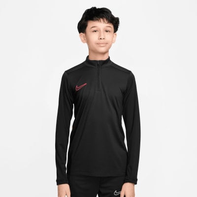 Junge in einem schwarzen Langarmshirt mit rotem Nike-Logo.