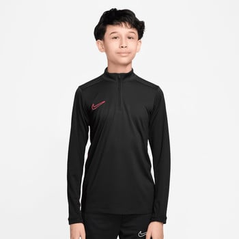 Junge in einem schwarzen Langarmshirt mit rotem Nike-Logo.
