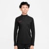 Junge in einem schwarzen Langarmshirt mit rotem Nike-Logo.