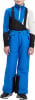 Junge in blau-schwarzer Skihose und Jacke mit schwarzen Hosenträgern.