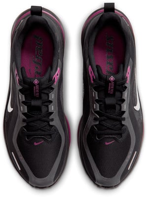 Schwarze Nike Laufschuhe mit lila Details und GORE-TEX-Technologie. Schwarze Nike Laufschuhe mit lila Details und GORE-TEX-Technologie.