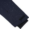 Dunkelblaue Jacke mit Wassertropfen und Klettverschluss am Ärmel.
