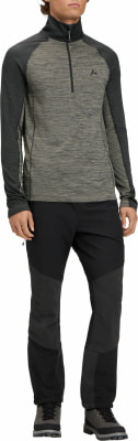 Ein Mann in Outdoor-Kleidung mit gestreiftem Pullover und schwarzer Hose. Ein Mann in Outdoor-Kleidung mit gestreiftem Pullover und schwarzer Hose.