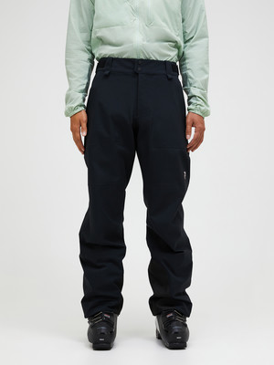 Ein Mann in schwarzer Skihose und hellgrüner Jacke vor weißem Hintergrund. Ein Mann in schwarzer Skihose und hellgrüner Jacke vor weißem Hintergrund.