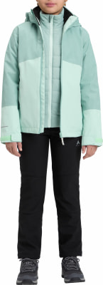 Mädchen in Skikleidung mit Jacke und Hose auf weißem Hintergrund.