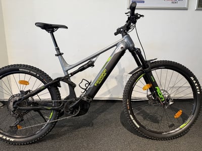 Mountainbike mit Federung und schwarzen Rädern mit Maxxis-Aufschrift. Mountainbike mit Federung und schwarzen Rädern mit Maxxis-Aufschrift.
