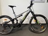 Mountainbike mit Federung und schwarzen Rädern mit Maxxis-Aufschrift.