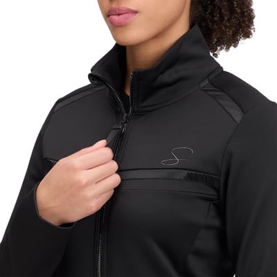 Detail einer schwarzen Damenjacke mit Reißverschluss und S-Logo. Detail einer schwarzen Damenjacke mit Reißverschluss und S-Logo.