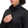 Detail einer schwarzen Damenjacke mit Reißverschluss und S-Logo.
