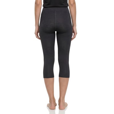 Rückansicht einer Frau in dunkelgrauen Capri-Leggings und schwarzem Oberteil.