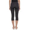 Rückansicht einer Frau in dunkelgrauen Capri-Leggings und schwarzem Oberteil.