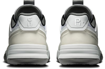 Rückansicht eines Paares weißer und beiger Sneaker mit Markenlogos. Rückansicht eines Paares weißer und beiger Sneaker mit Markenlogos.