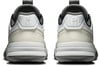 Rückansicht eines Paares weißer und beiger Sneaker mit Markenlogos.