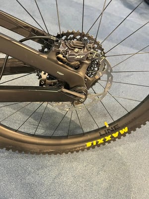 Hinterrad eines Mountainbikes mit Shimano XT Scheibenbremse und Maxxis Reifen. Hinterrad eines Mountainbikes mit Shimano XT Scheibenbremse und Maxxis Reifen.