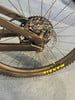 Hinterrad eines Mountainbikes mit Shimano XT Scheibenbremse und Maxxis Reifen.