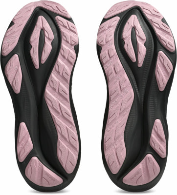 Schwarze Schuhsohlen mit rosa Laufflächen und AHAR-Logo. Schwarze Schuhsohlen mit rosa Laufflächen und AHAR-Logo.