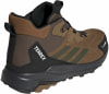Braune Adidas Terrex Outdoor-Schuhe mit schwarzen Details und grünen Streifen.