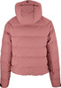 Rosa Daunenjacke mit Kapuze und Logo auf dem Rücken.