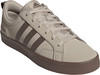 Beige Adidas Sneaker mit braunen Streifen und Gummisohle.