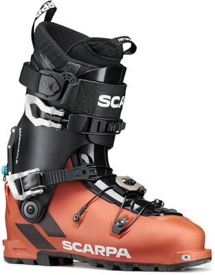 Ein orangefarbener SCARPA-Skischuh mit schwarzen und silbernen Details und Schnallen. Ein orangefarbener SCARPA-Skischuh mit schwarzen und silbernen Details und Schnallen.