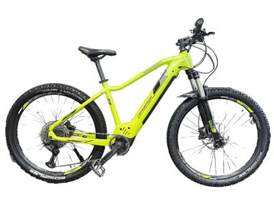 Grünes E-Bike mit Federung und Scheibenbremsen auf weißem Hintergrund. Grünes E-Bike mit Federung und Scheibenbremsen auf weißem Hintergrund.