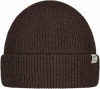 Braune Strickmütze mit Umschlag und kleinem Etikett.
