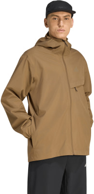 Mann in brauner Kapuzenjacke und schwarzer Kappe