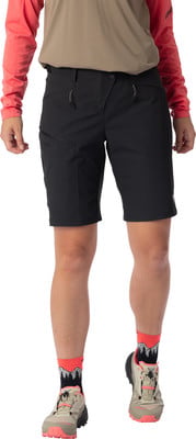 Frau in schwarzen Shorts und rosa-beigen Schuhen mit Bergmotiv. Frau in schwarzen Shorts und rosa-beigen Schuhen mit Bergmotiv.