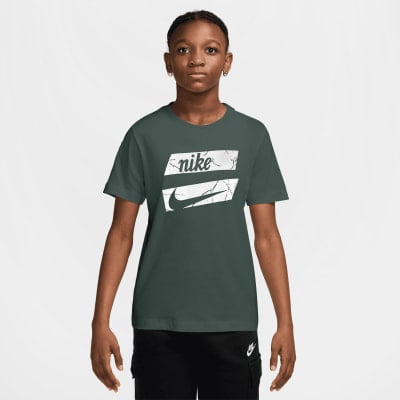 Mädchen in einem dunkelgrünen T-Shirt mit Nike-Logo auf der Brust. Mädchen in einem dunkelgrünen T-Shirt mit Nike-Logo auf der Brust.