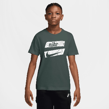 Mädchen in einem dunkelgrünen T-Shirt mit Nike-Logo auf der Brust.
