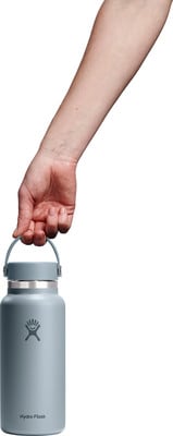 Eine Hand hält eine hellblaue Hydro Flask Flasche am Henkel. Eine Hand hält eine hellblaue Hydro Flask Flasche am Henkel.