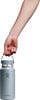 Eine Hand hält eine hellblaue Hydro Flask Flasche am Henkel.