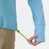 Blauer Pullover mit verstellbarem Kordelzug und Daumenlöchern.