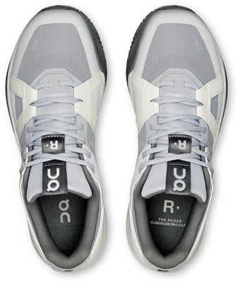 Oberansicht eines Paares grauer Tennisschuhe mit weißen Details. Oberansicht eines Paares grauer Tennisschuhe mit weißen Details.