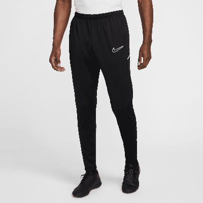 Schwarze Nike Sporthose mit weißem Logo auf dem linken Bein. Schwarze Nike Sporthose mit weißem Logo auf dem linken Bein.