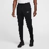 Schwarze Nike Sporthose mit weißem Logo auf dem linken Bein.