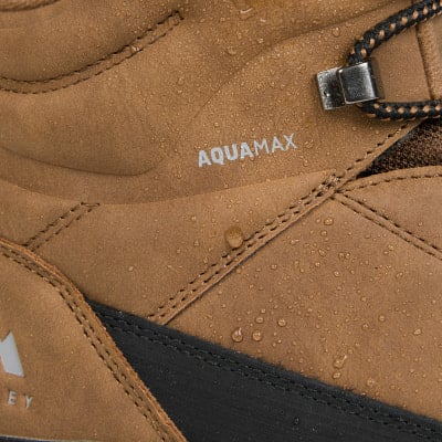 Brauner wasserdichter Schuh mit Wassertropfen und AQUAMAX-Schriftzug. Brauner wasserdichter Schuh mit Wassertropfen und AQUAMAX-Schriftzug.