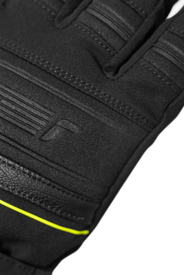 Detail eines schwarzen Handschuhs mit Logo und Neonstreifen. Detail eines schwarzen Handschuhs mit Logo und Neonstreifen.