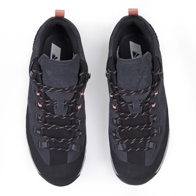Draufsicht auf ein Paar dunkelgrauer Wanderschuhe mit rosa Akzenten. Draufsicht auf ein Paar dunkelgrauer Wanderschuhe mit rosa Akzenten.