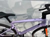 Lila Fahrrad mit schwarzem Sattel und Lenker.
