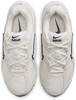 Fehér Nike cipők fekete logóval és fűzőkkel, felülnézet.