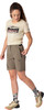 Eine Frau in einem beigen T-Shirt und Khaki-Shorts mit schwarzen Reißverschlüssen und Schuhen.